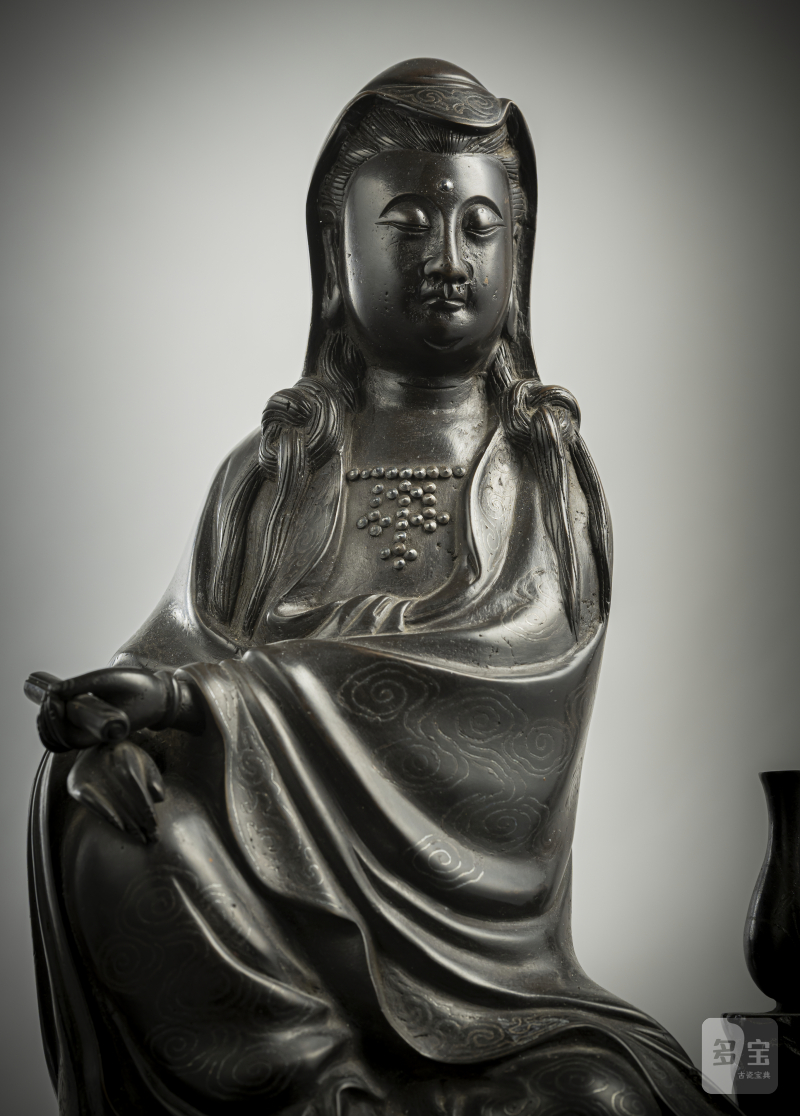 A FINE SILVER-INLAID BRONZE FIGURE OF GUANYIN - 图4